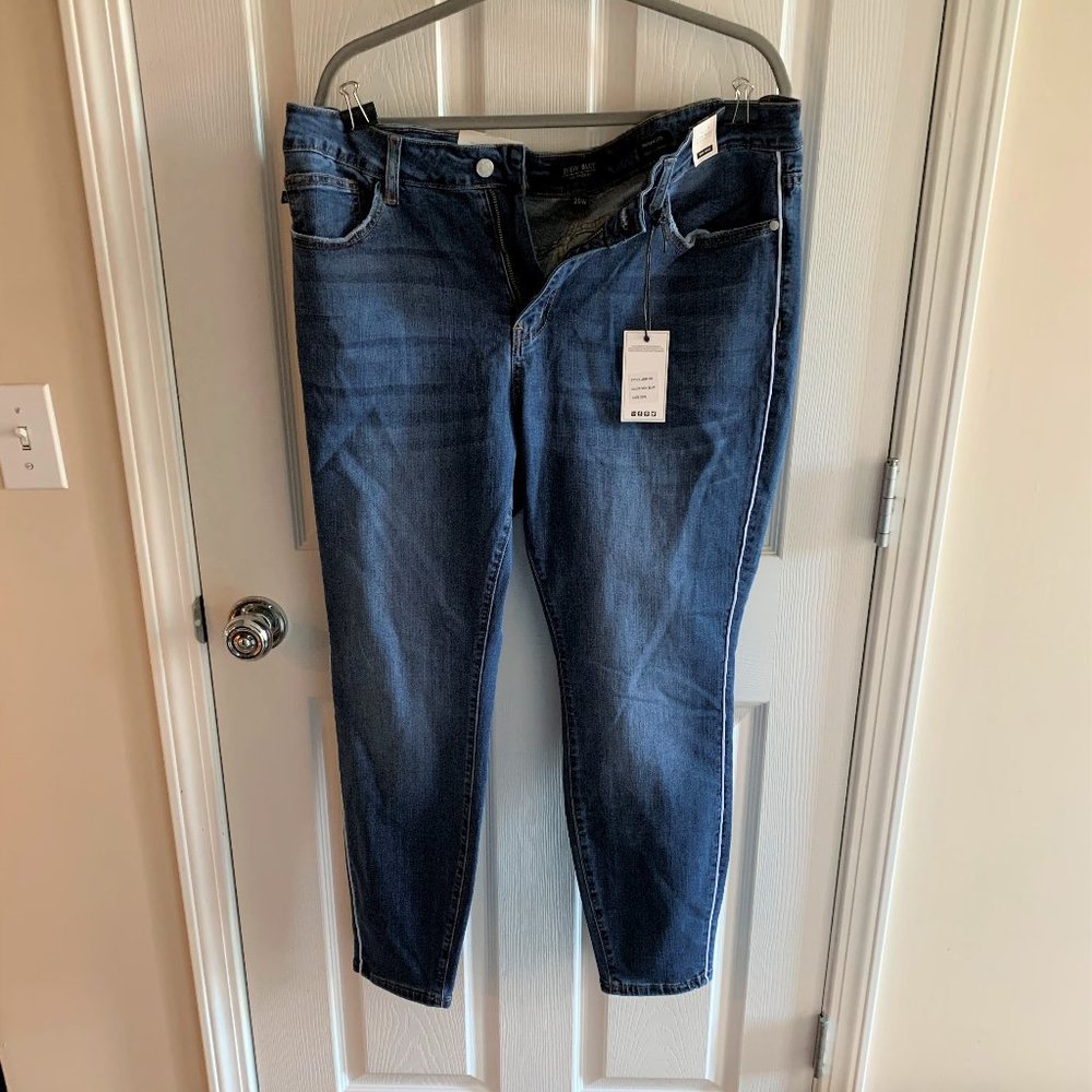 Judy Blue 20W Medium Blue mid rise skinny fit piped jeans NWT
